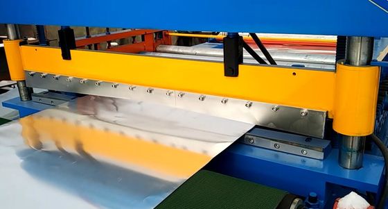 12m / mnt Mesin Roll Forming Baja Warna Dipotong ke Garis Panjang